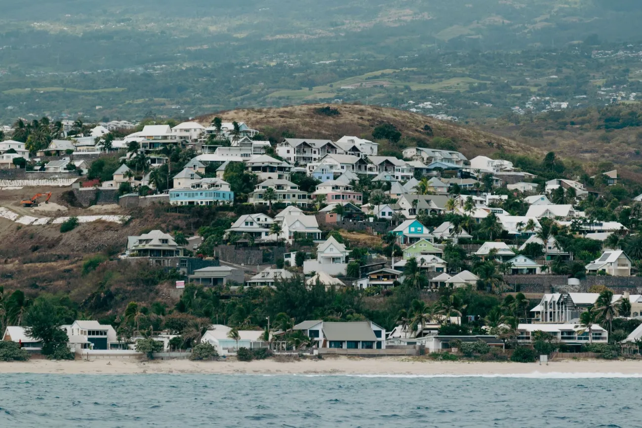 Vue d’une ville côtière de La Réunion, marché de l’emploi local